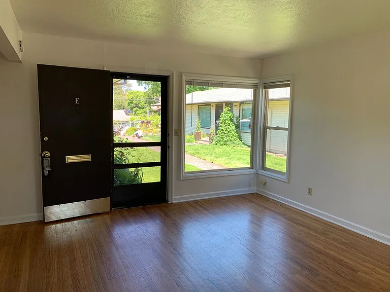 5104 Franklin Court Apartments — Photo 3