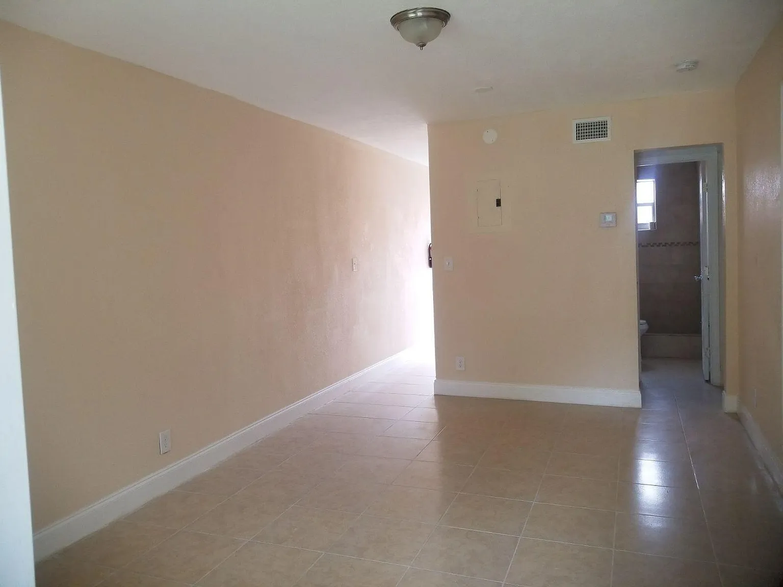 2 bed, 1.0 bath, 1965 sqft, $1,650 — Photo 3