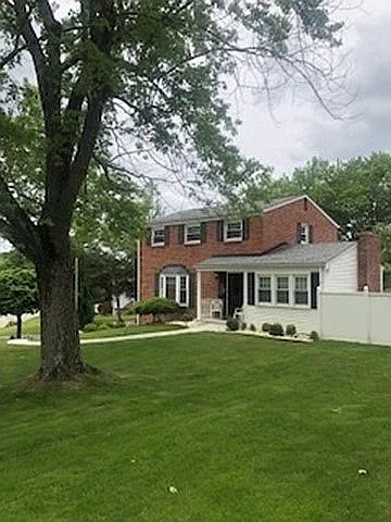 210 Greenvale Dr photo 1
