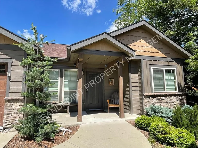 326 Maddie Ln — Photo 2