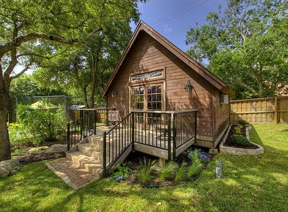 Detached, air conditioned, pool house with full bath.