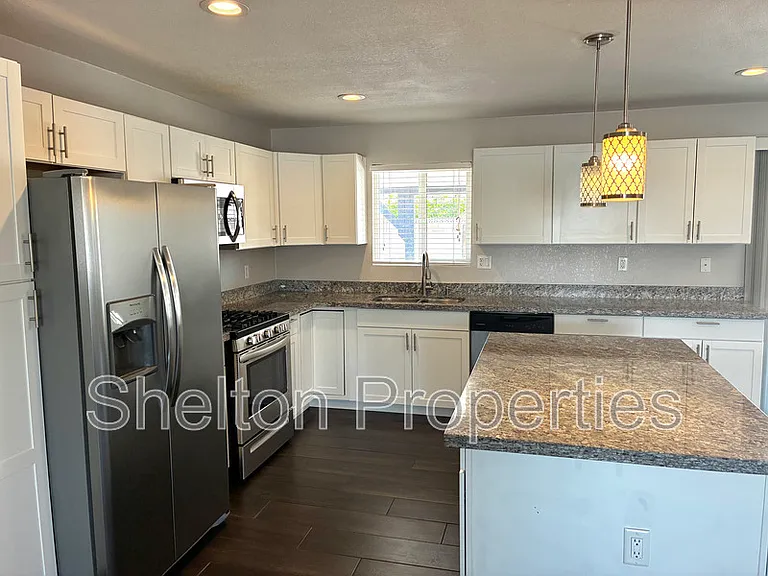 1421 S Roberts Rd — Photo 5