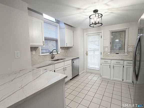 4th image of 221 Meadows End Rd