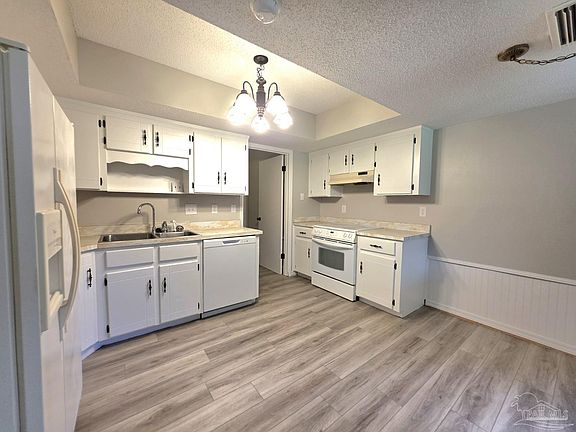 3rd image of 550 Riola Pl