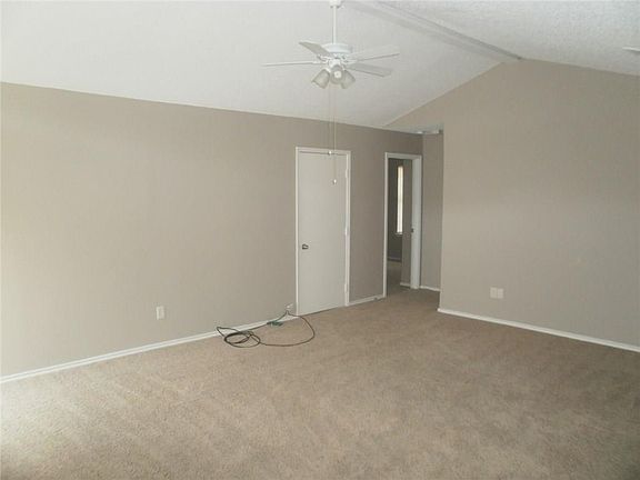5th image of 1104 Hidden Creek Dr