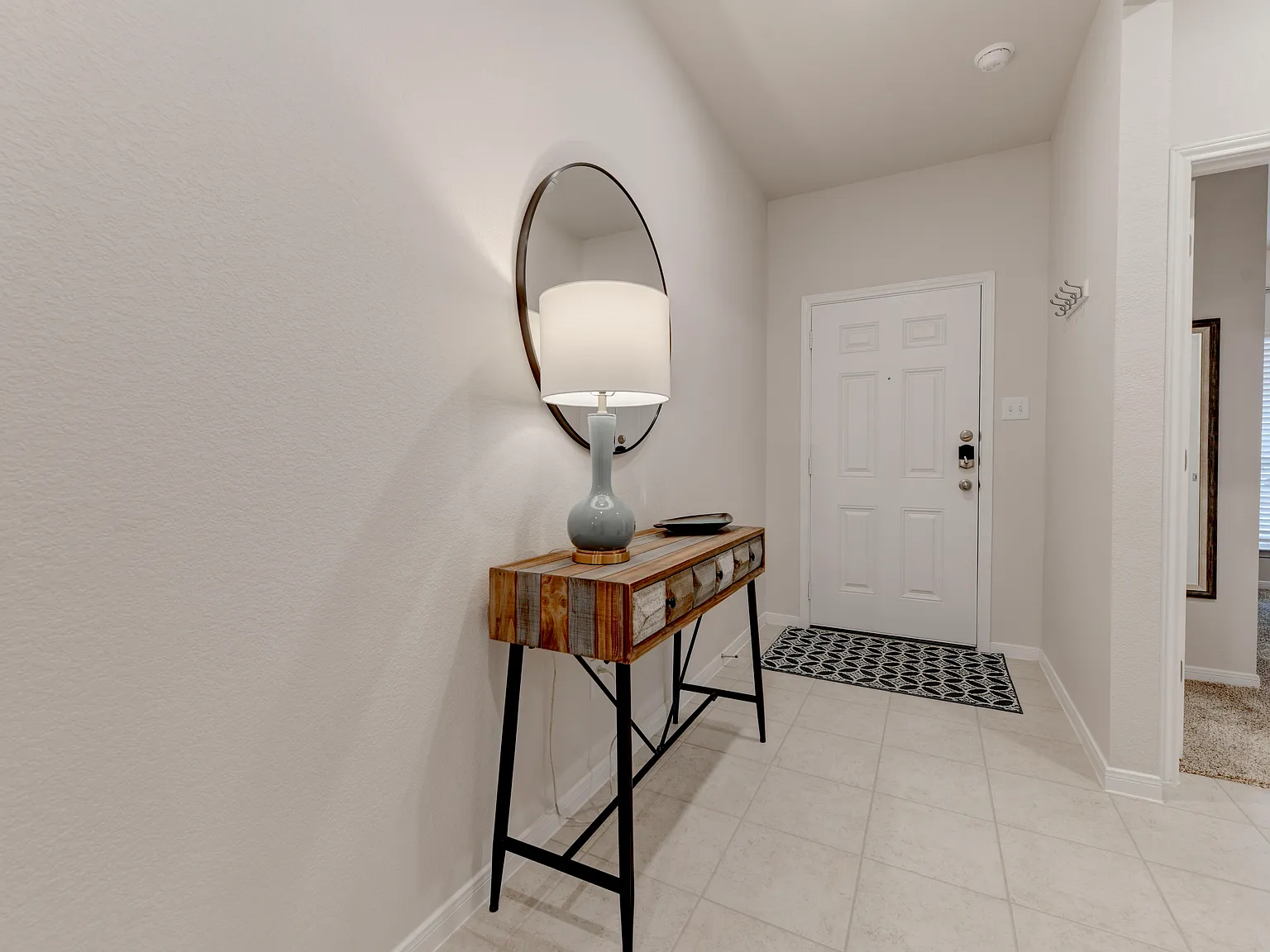 4 bed, 1621 sqft, $4,550 — Photo 2