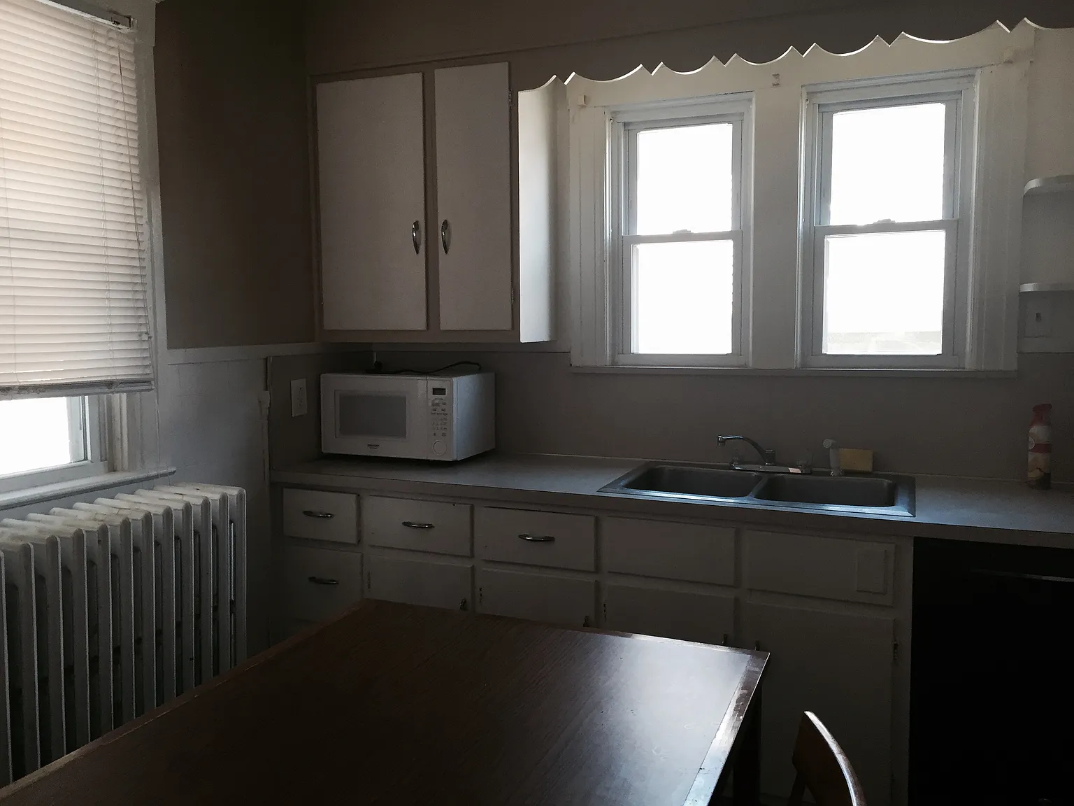 6 bed, 2200 sqft, $2,400 — Photo 3