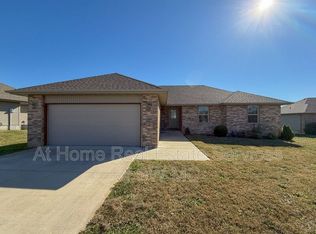 5562 W Sugar Pine Dr, Springfield, MO 65802