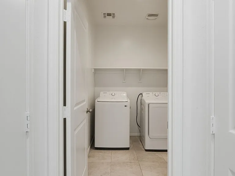 1575 E Fletcher Dr — Photo 30