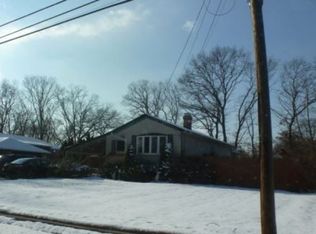 8 Chimney Ln, Bay Shore, NY 11706