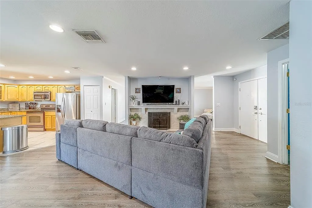 3 bed, 2.5 bath, 2083 sqft, $8,000 — Photo 4