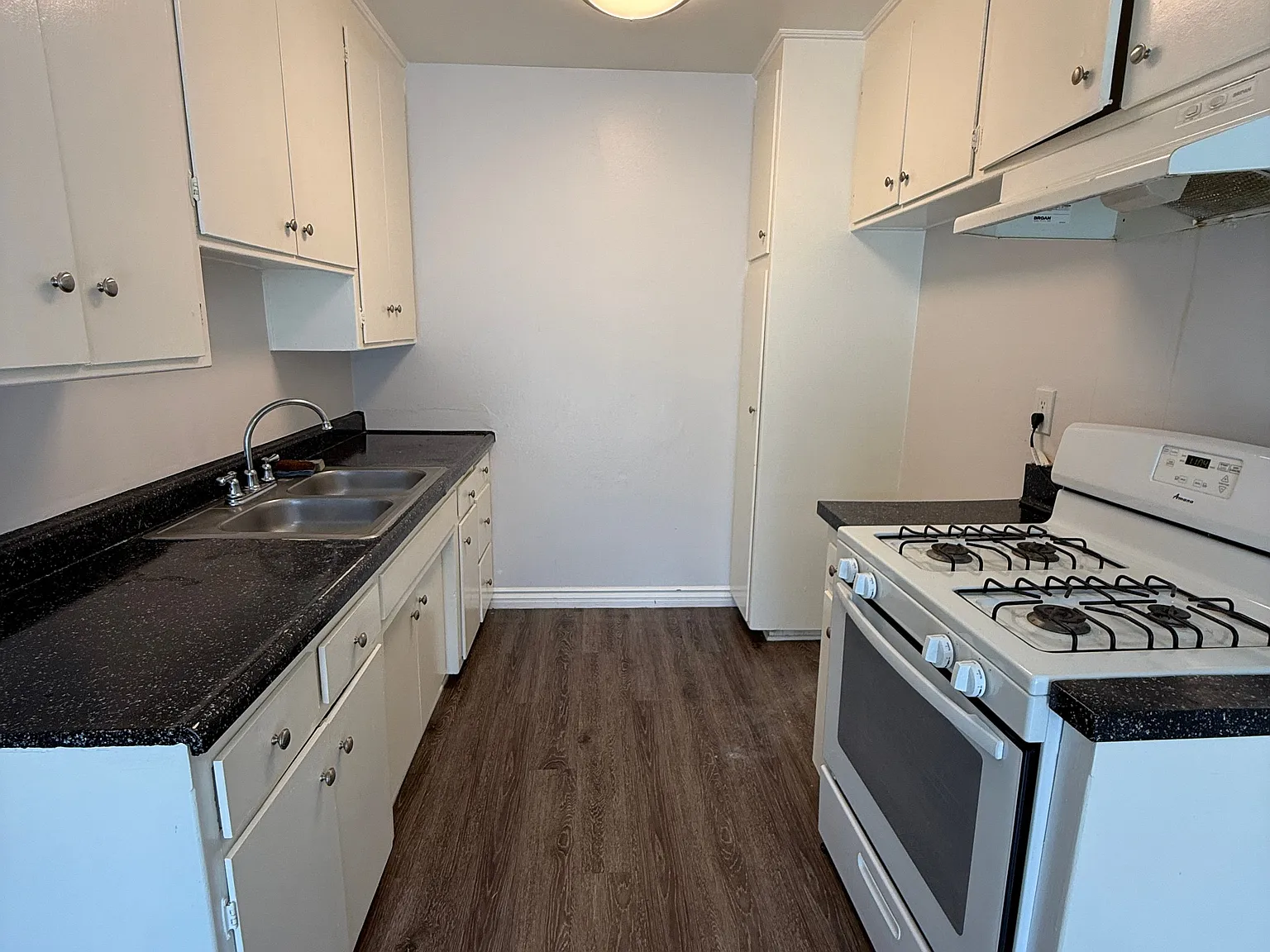 21827 Lanark St — Photo 1