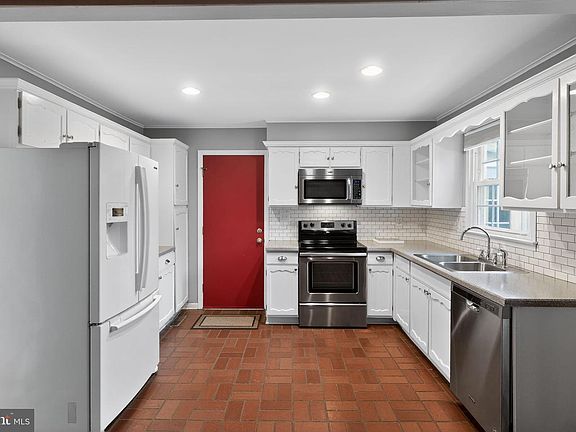 3rd image of 1609 Earlham Ave