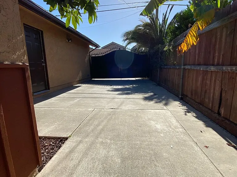 2037 N Lime Ave — Photo 11