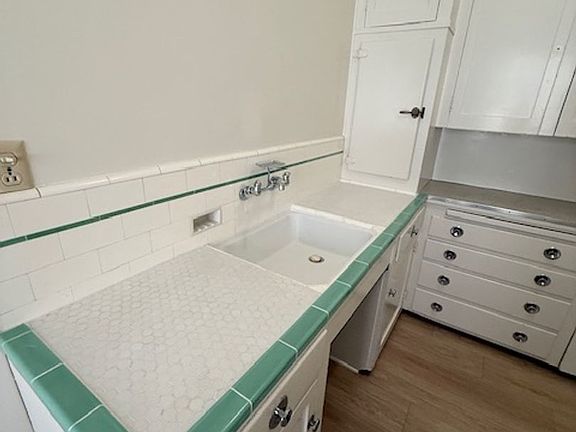 3rd image of 513 Fair Oaks Ave APT J