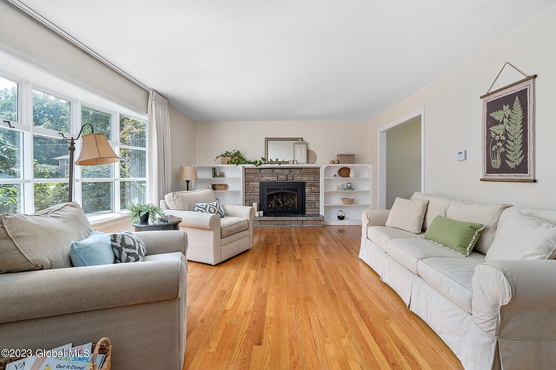 5th image of 1042 Manas Drive