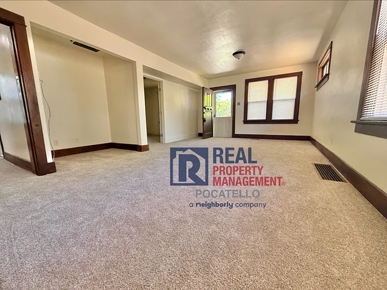 631 N Johnson Ave — Photo 8