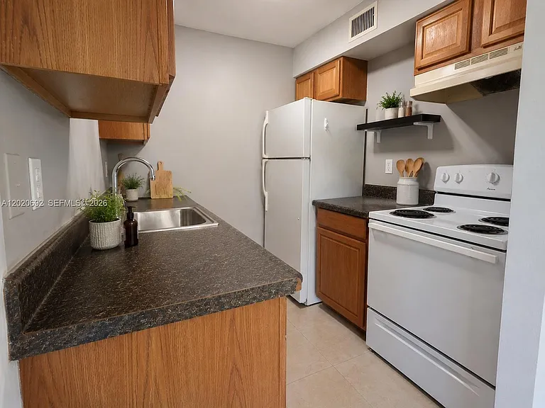 1125 NE 16th Pl #211 — Photo 8