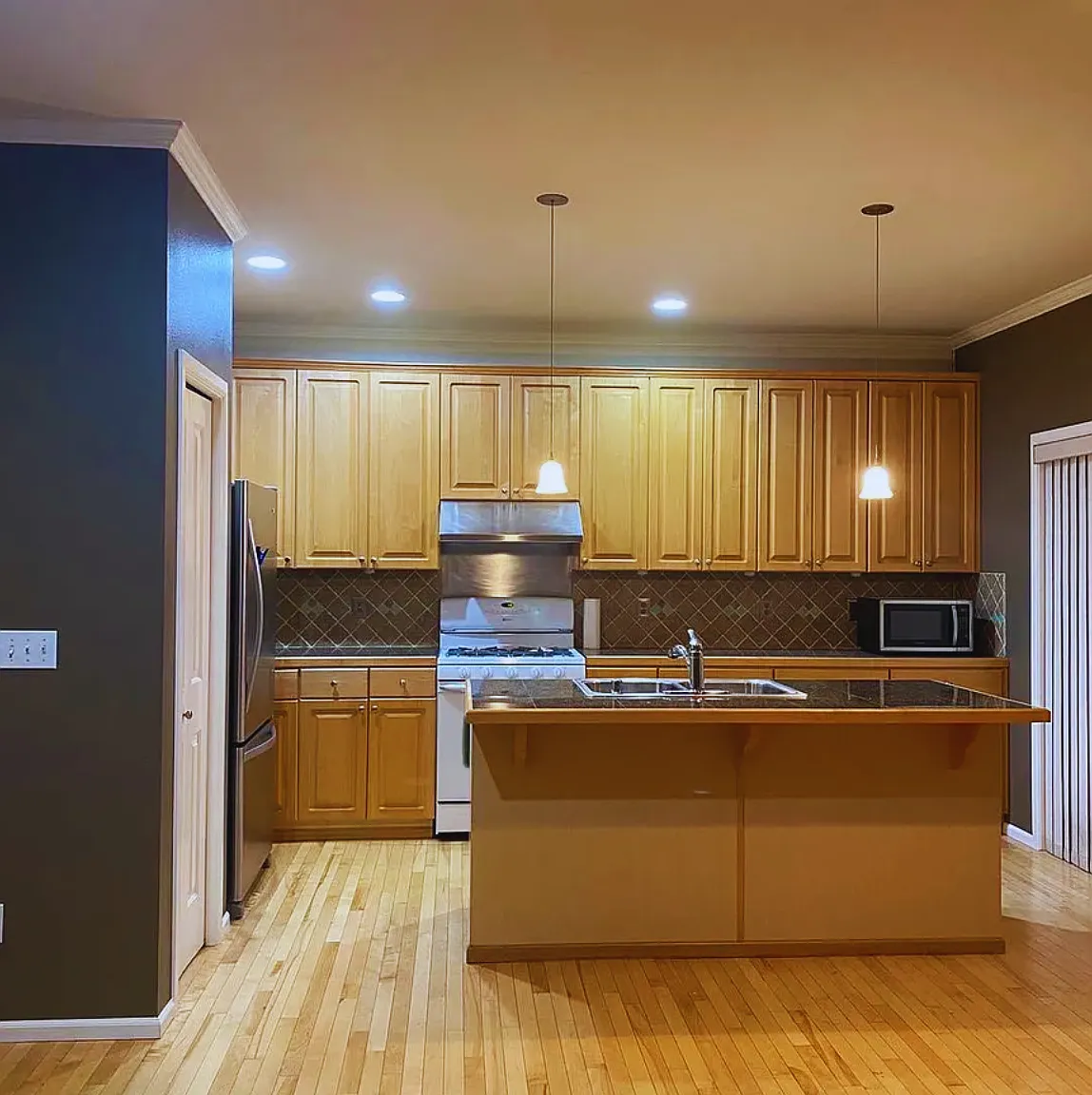 4 bed, 2.5 bath, 2512 sqft, $3,800 — Photo 2