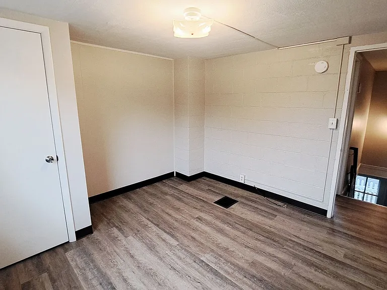 240 W High St — Photo 13