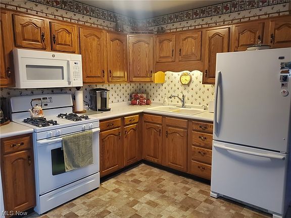 4th image of 821 Baker Ave NW