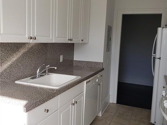 2nd image of 10 Wright Pl APT 1C