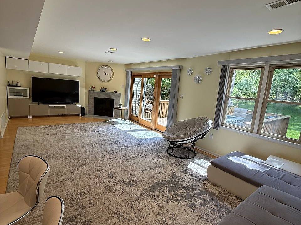 1st image of 28 Bellwood Dr