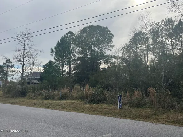 233 Farrar Ln, Waveland, MS 39576