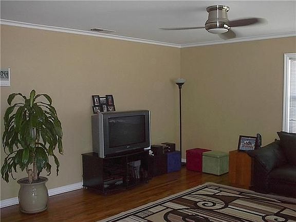 4th image of 610 Woodlawn Ave