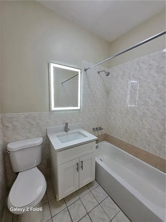 3 bed, 1.0 bath, 1900 sqft, $3,200 — Photo 4
