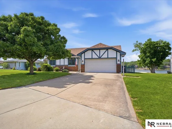 8404 Kauai Dr, Papillion, NE 68046