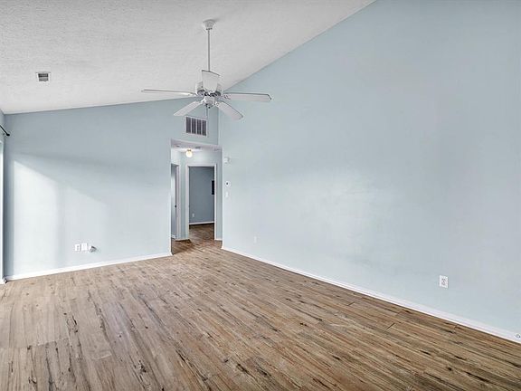 4th image of 2533 Southtown Blvd