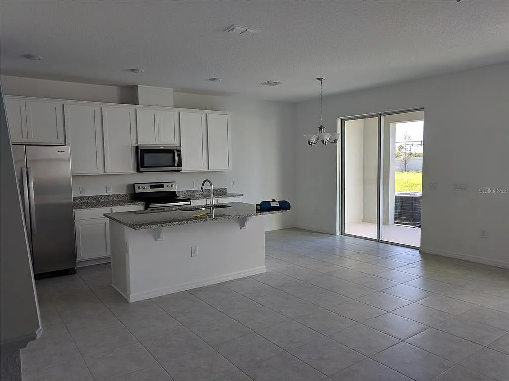 3 bed, 2.5 bath, 1747 sqft, $2,400 — Photo 3