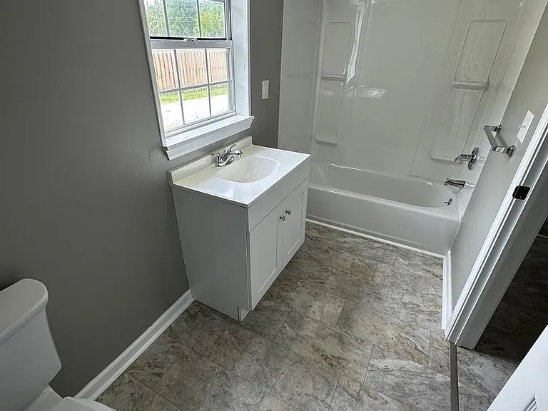 1818 N Weller Ave — Photo 8