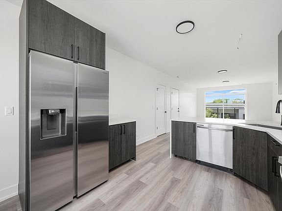 4th image of 2030 Greenwood St #107