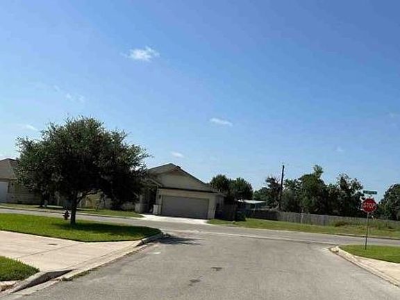 Exterior Neighborhood (street photo)
