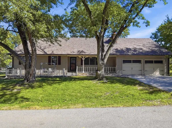 8 Martinwood Dr, Osage City, KS 66523