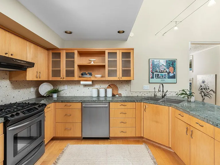 318 SE Spokane St #3 — Photo 10