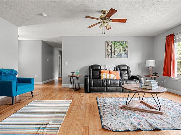 5th image of 94 Stone Ridge Ct