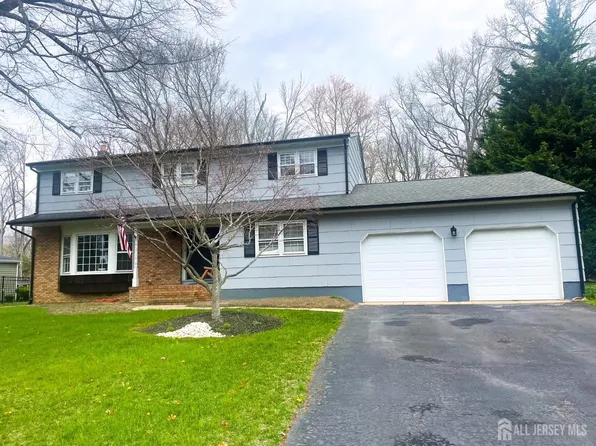 8 Queens Pl, Old Bridge, NJ 08857