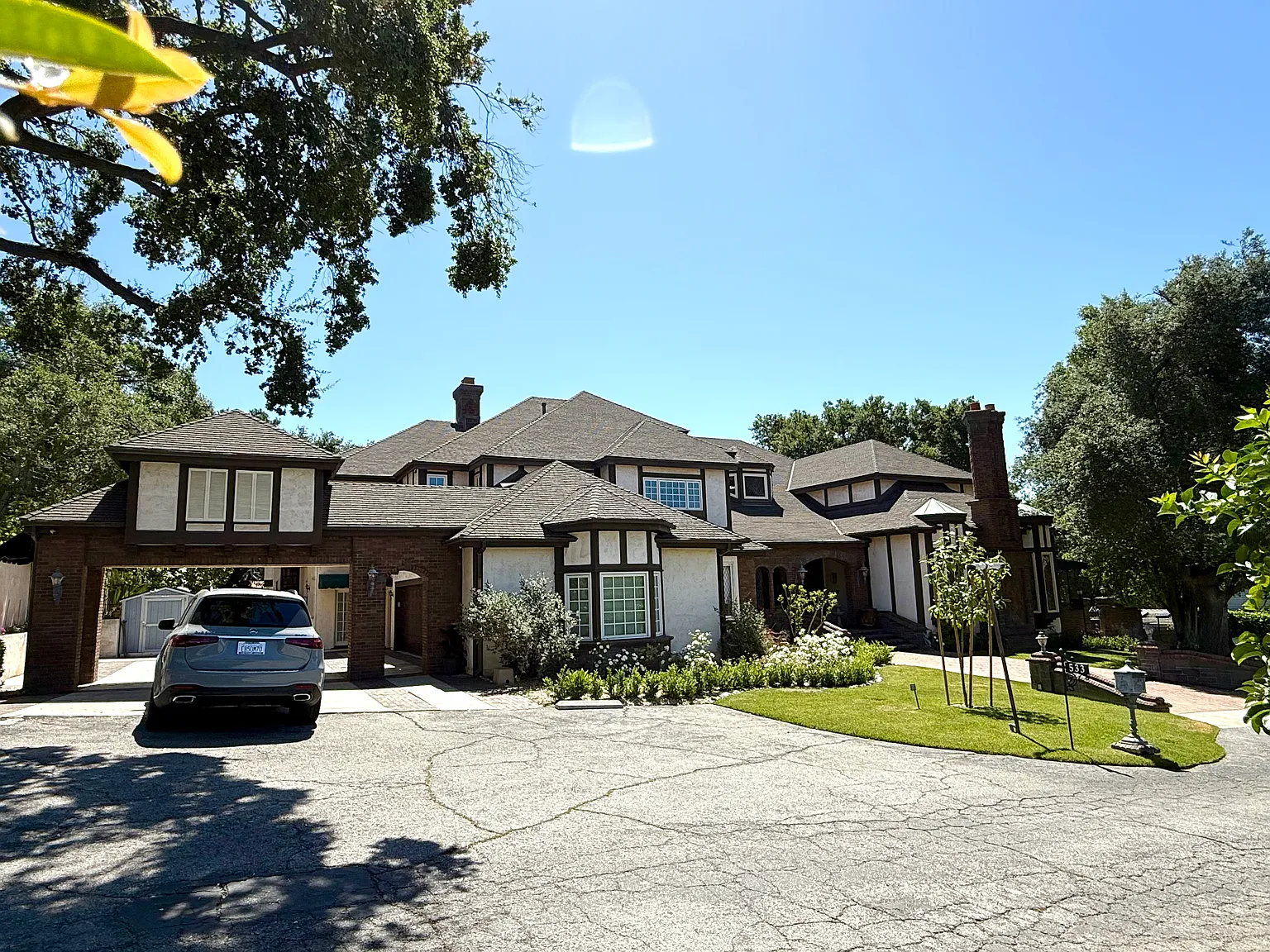 8 bed, 6.5 bath, 8900 sqft, $1,300 — Photo 2