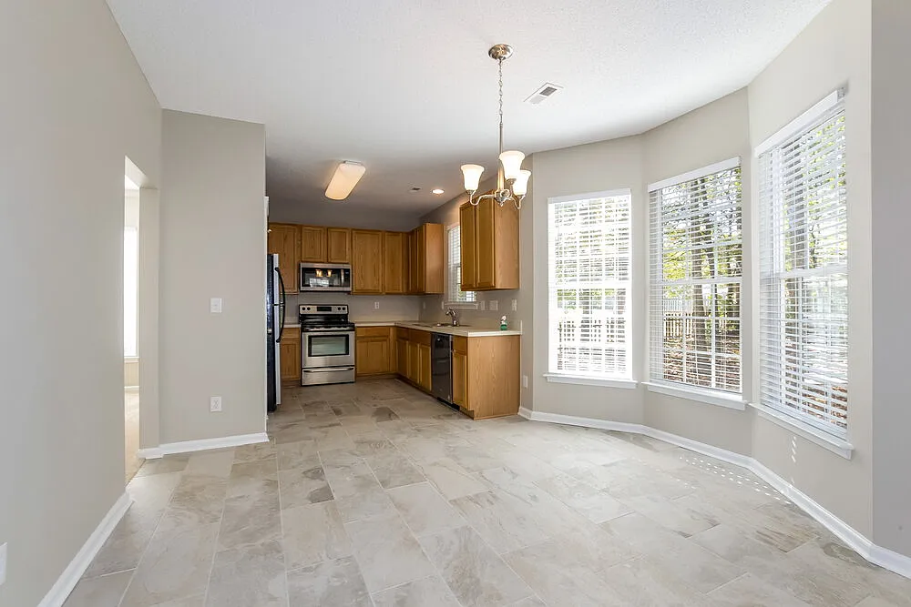 4 bed, 2.5 bath, 2380 sqft, $2,345 — Photo 4