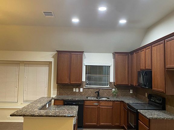 4th image of 320 Springtree St