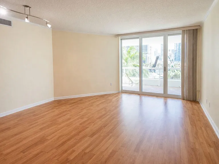 401 SW 4th Ave #401 — Photo 12
