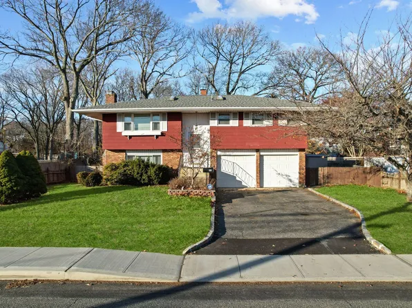 35 Woodlawn Avenue, Saint James, NY 11780