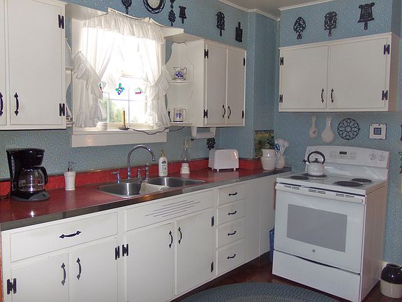 3rd image of 302 Bennett Dr