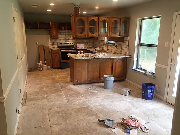 4th image of 924 Holiday Dr