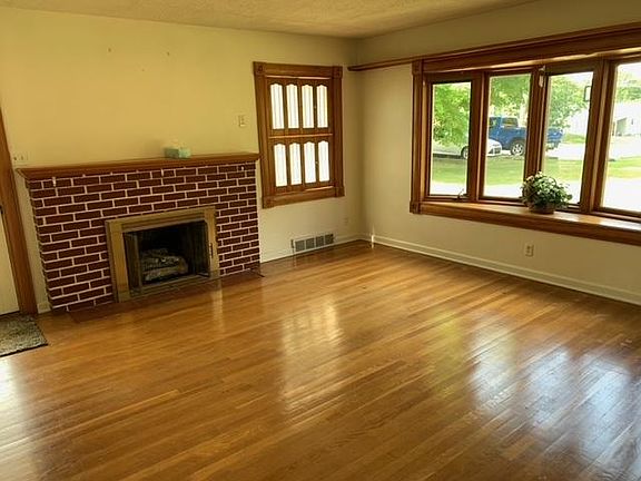 Living room, with gas fireplace