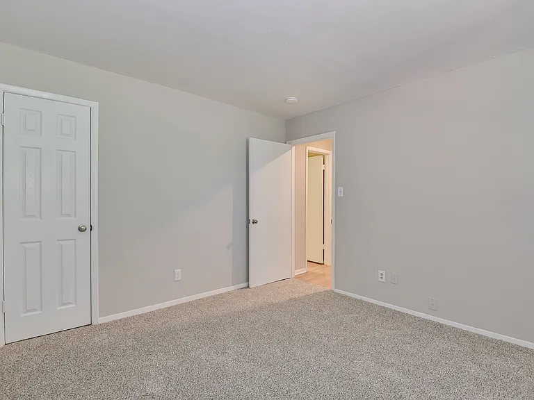 Hunters Run Apartments — Photo 33