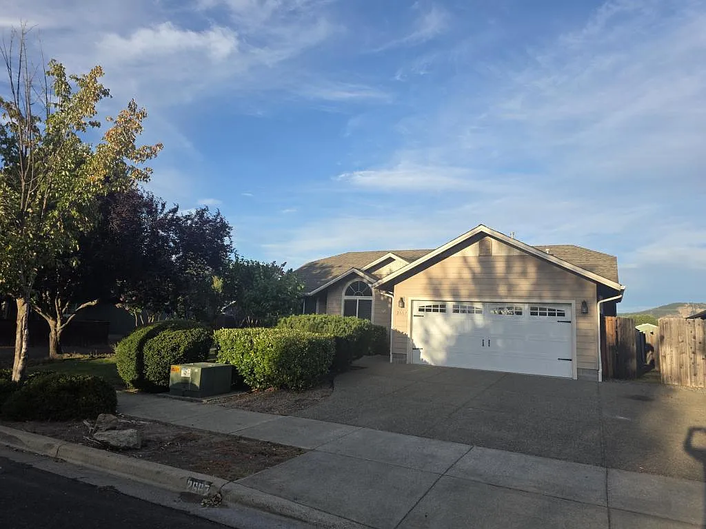 2667 Esther Ln — Photo 2